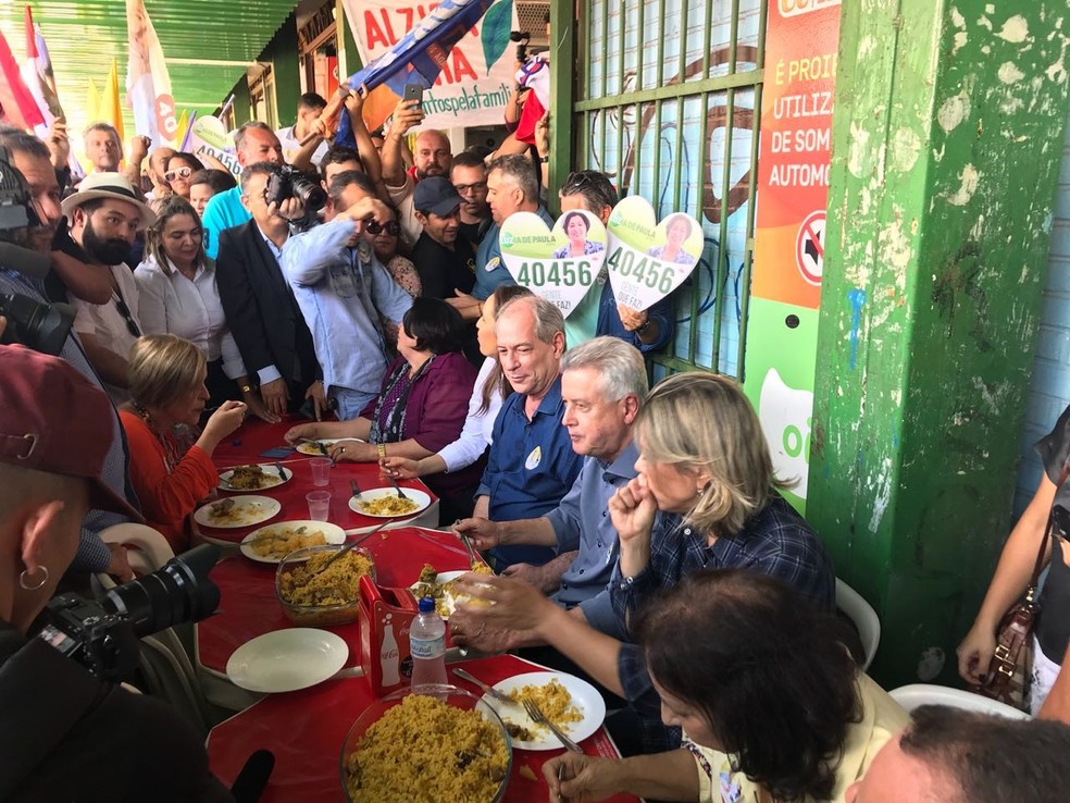 Ciro Gomes almoça galinhada em feira de Ceilândia durante agenda de campanha no DF (Foto: Fernanda Calgaro, G1)