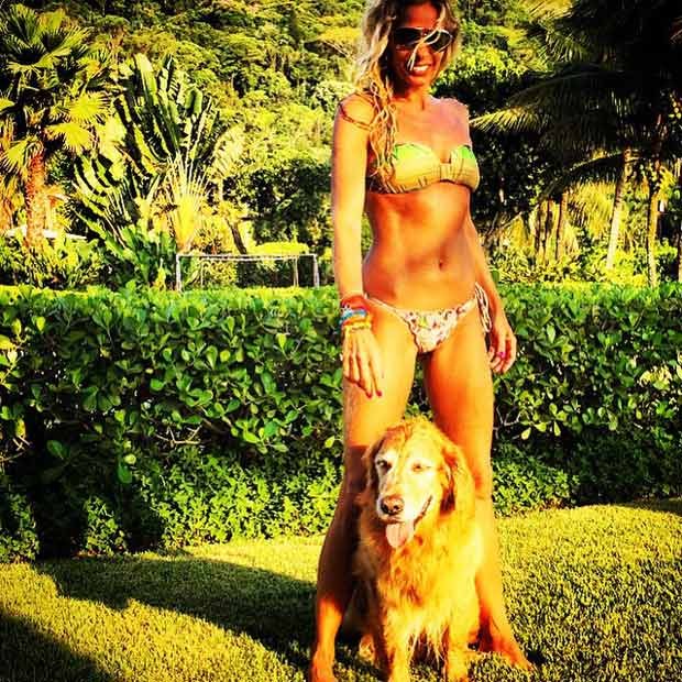 A ex-apresentadora Adriane Galisteu exibe corpo perfeito com seu cão Thor durante as férias (Foto: Reprodução / Instagram)