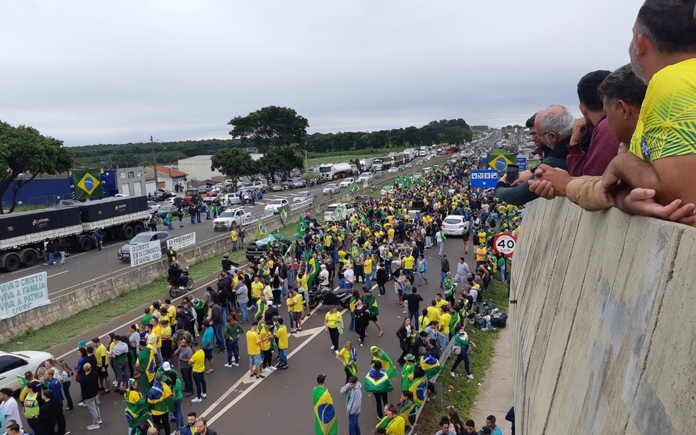 Manifestantes tomam a Rodovia Candido Portinari (SP-334) na altura do km 406 em Franca, SP — Foto: Stella Reis/EPTV