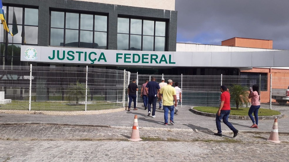 Testemunhas de defesa do caso Genivaldo chegam à 7ª Vara da Justiça Federal, em Estância (SE) — Foto: Carla Suzanne/ TV Sergipe
