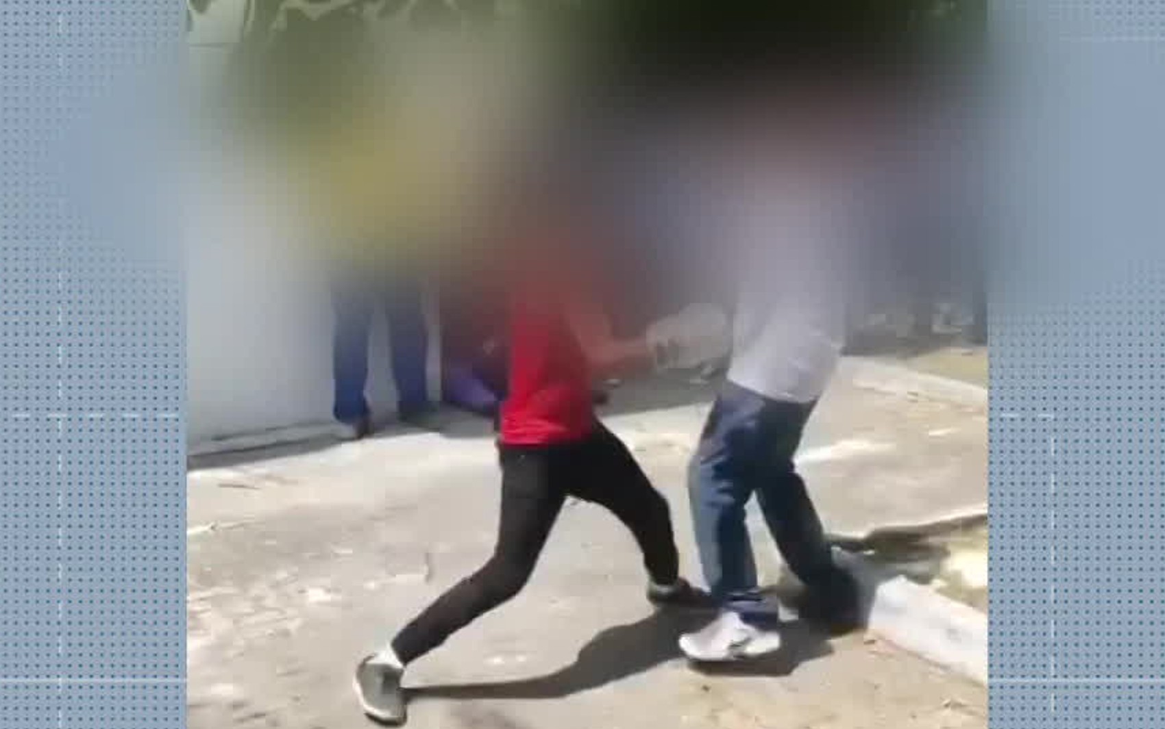 VÍDEO: Aluno da rede estadual leva murro de colega e cai no chão em luta de boxe em estacionamento de escola 
