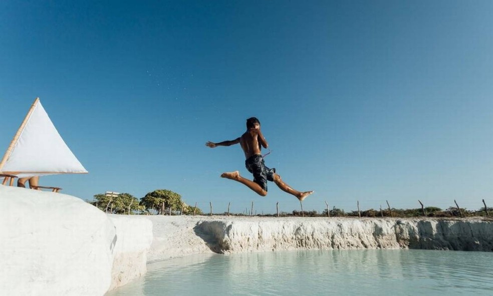 Criança salta no Buraco Azul, point no Ceará — Foto: Reprodução