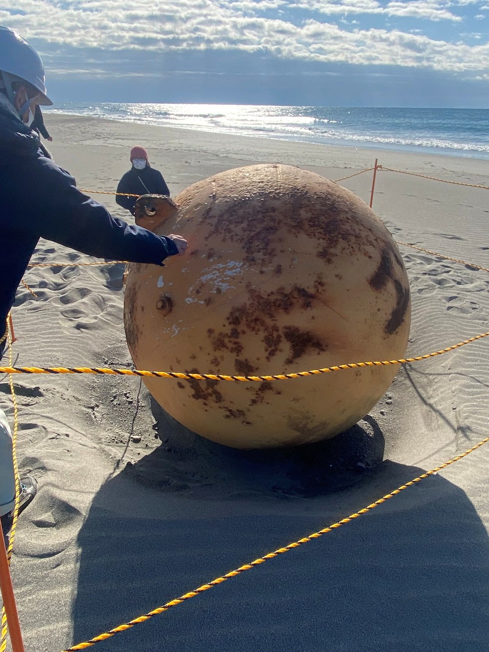 Imagem da esfera na praia de Hamamatsu, no Japão, em 22 de fevereiro de 2023 — Foto: @XMiS10C4M6QthSG via Reuters