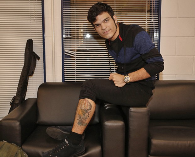 Criston Lucas, da Versalle, mostra única tatuagem na perna (Foto: Inácio Moraes/Gshow)