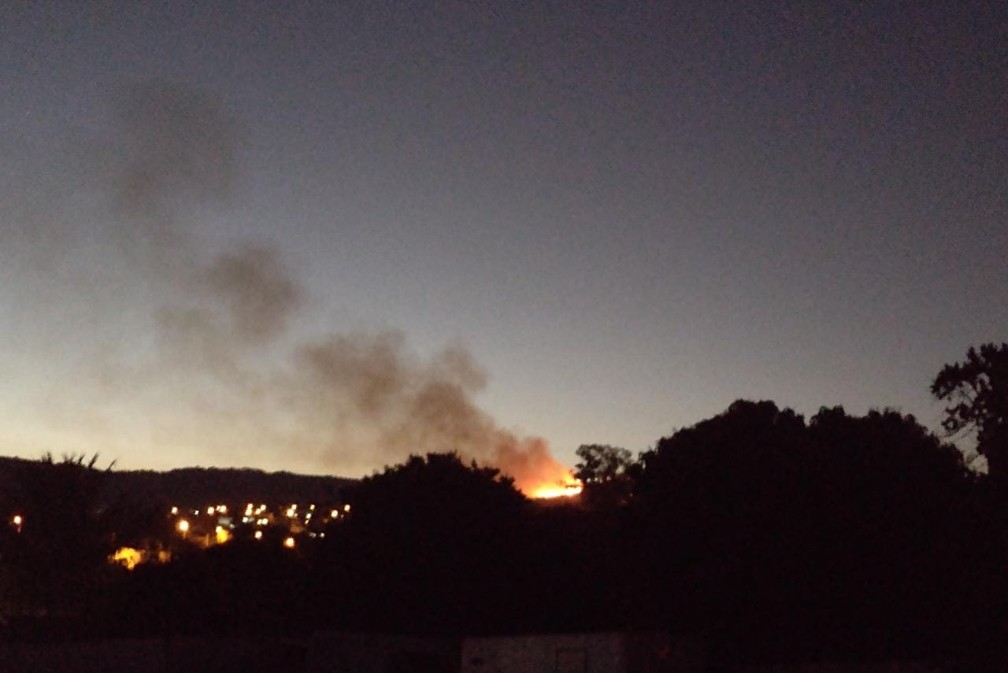 Incêndio atinge área de mata perto do mirante de São Pedro — Foto: Viviane Meyer