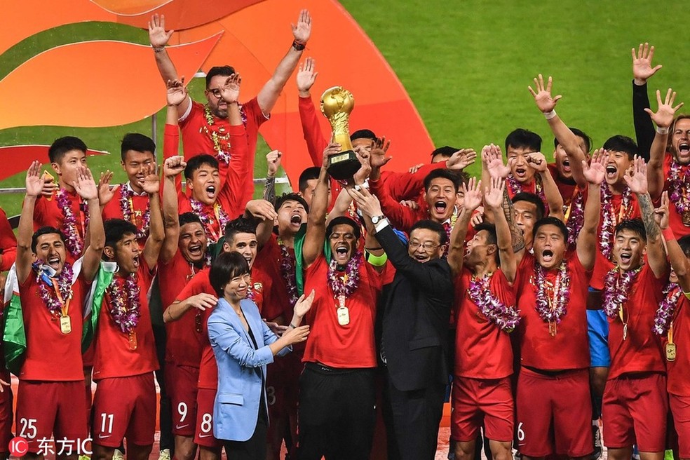 Hulk ergue o troféu de campeão chinês ao lado de Oscar e Elkeson, à esquerda — Foto: Reprodução Sina.com