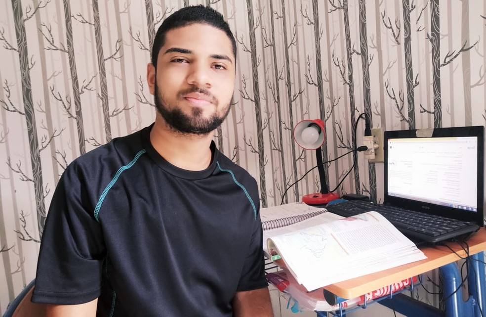 José Vitor Souza da Rocha, 18 anos, candidato inscrito para fazer o Enem na região Norte: já formado no ensino médio, sem professores para tirar dúvidas, teve que estudar sozinho pela internet. — Foto: Arquivo Pessoal