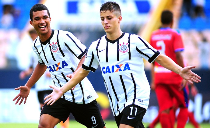 Matheus comemora gol do Corinthians contra o Grêmio Prudente (Foto: Alan Morici / Agência estado)