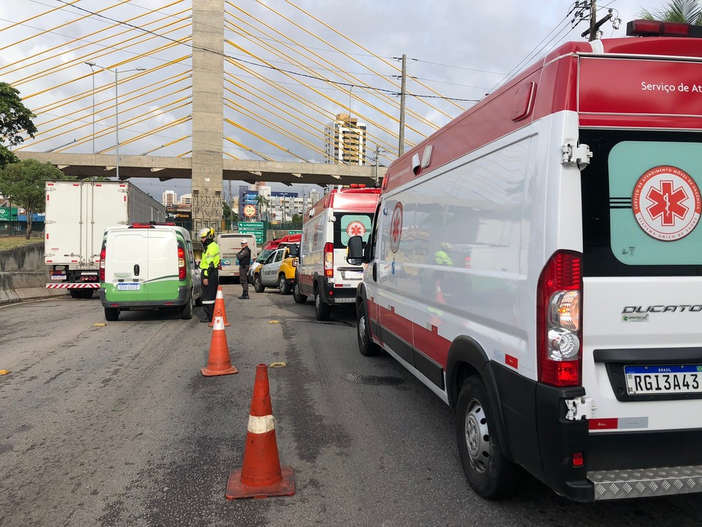 Equipes do Samu foram acionadas para atender pessoas feridas após colisão de ônibus em Natal — Foto: Vinícius Marinho/Inter TV Cabugi