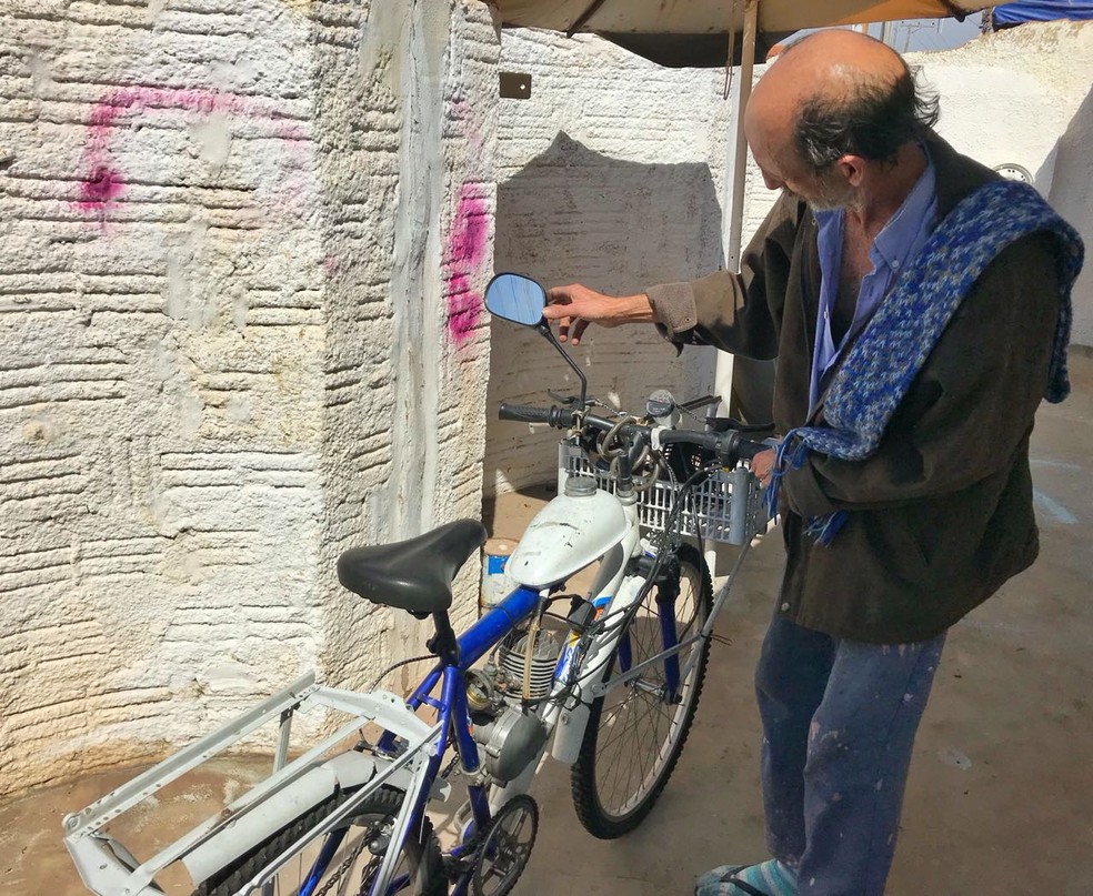Bicicleta é o meio de transporte usado enquanto o Batfusca não volta a funcionar (Foto: Jaqueline Naujorks / TV Morena )