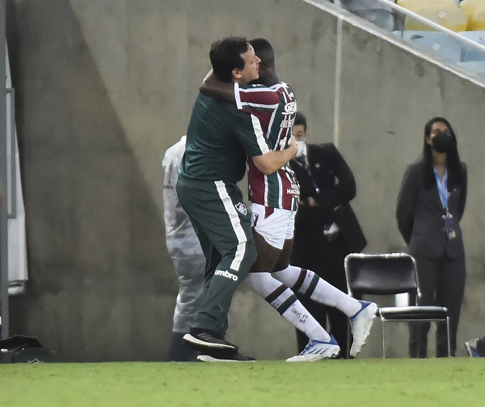 Fernando Diniz abraça Luiz Henrique, que marcou gol para o Fluminense — Foto: André Durão
