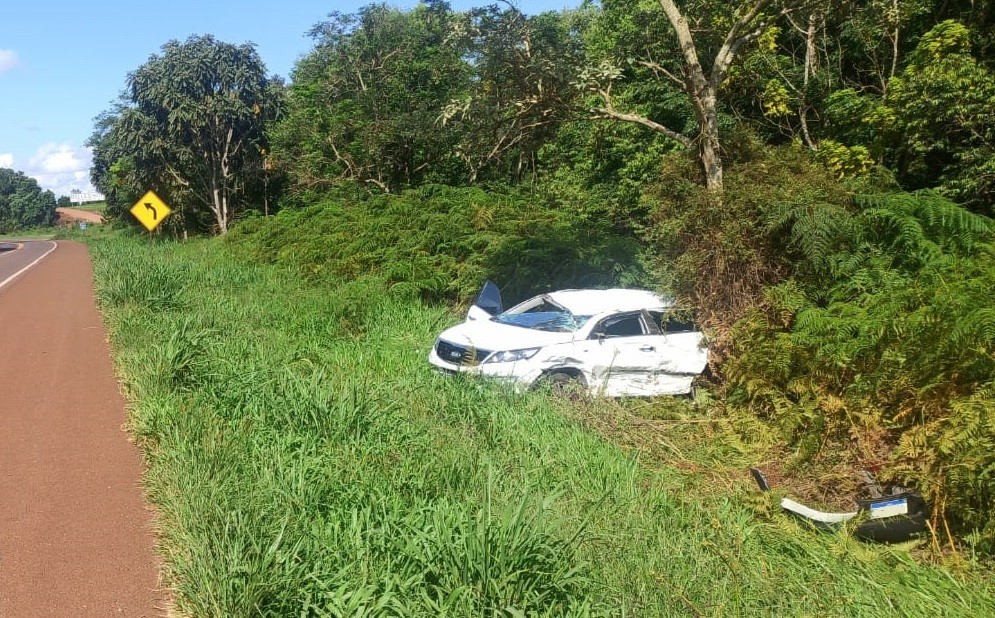 Cinco pessoas ficam feridas depois de batida entre dois carros na BR-277, em Ibema