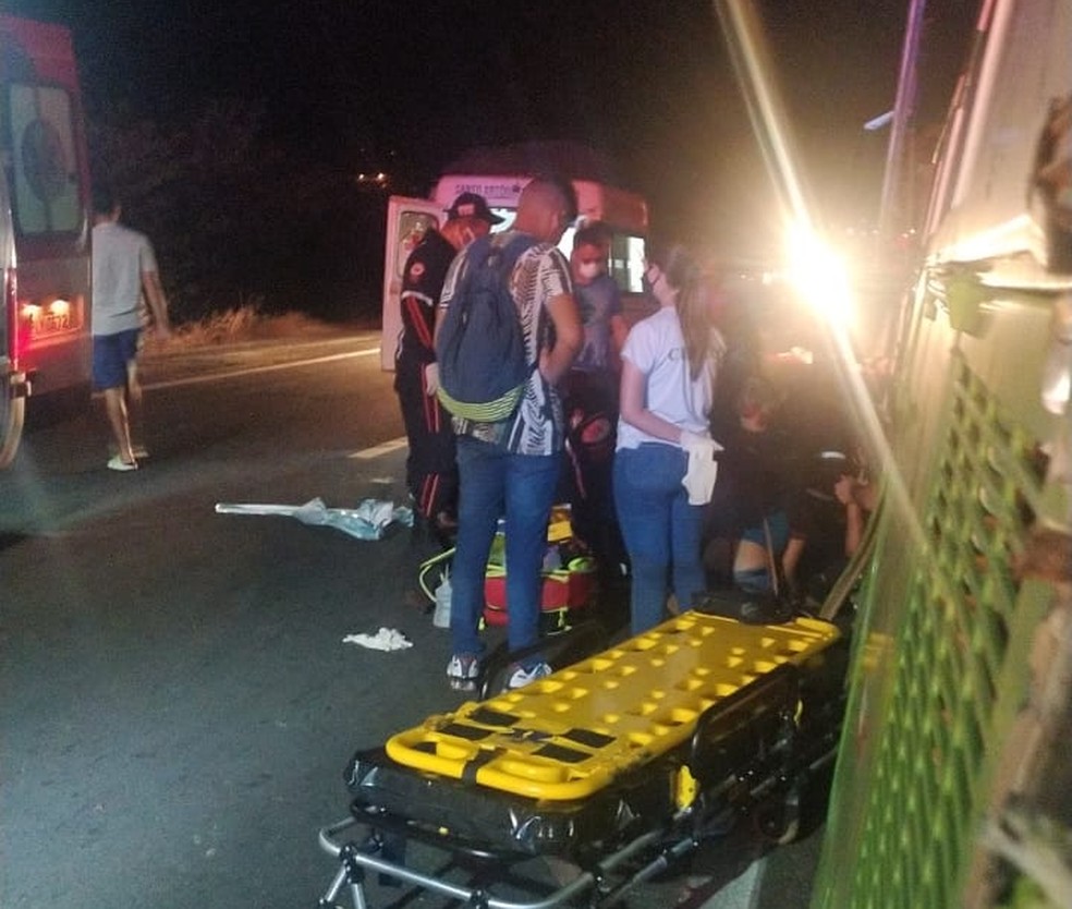 Quatro pessoas morrem ao serem atropeladas por caminhão na rodovia BR-020, no Piauí — Foto: Reprodução