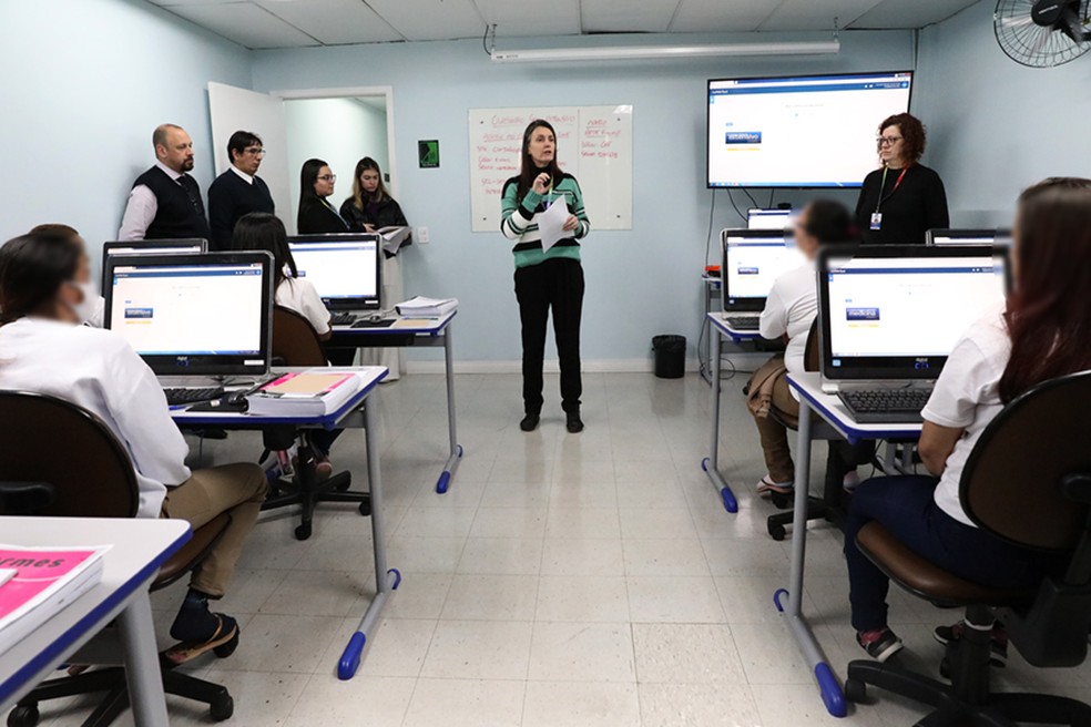 Presos inscritos no Enem PPL têm aulas de reforço para fazer as provas.  — Foto: Divulgação/Funap