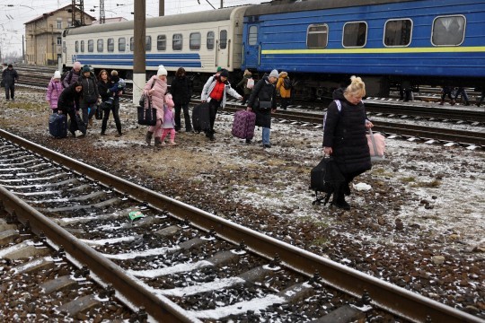 Refugiados buscam local seguro (Foto: Reprodução/Metro/Reuters)