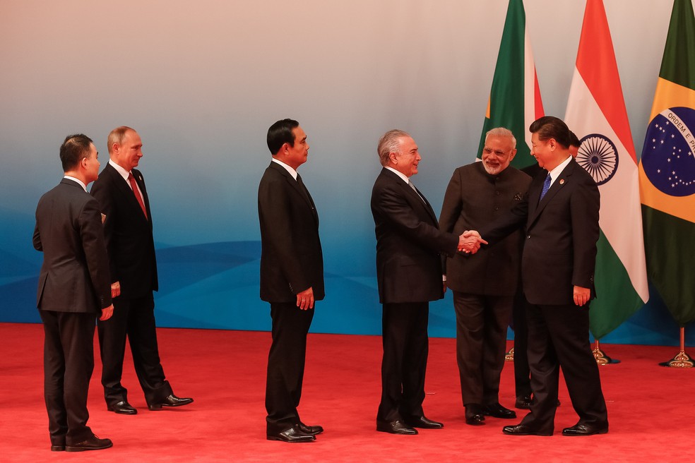 Michel Temer cumprimenta os chefes de Estado do Brics após foto oficial do encontro de cúpula da China — Foto: Beto Barata, PR