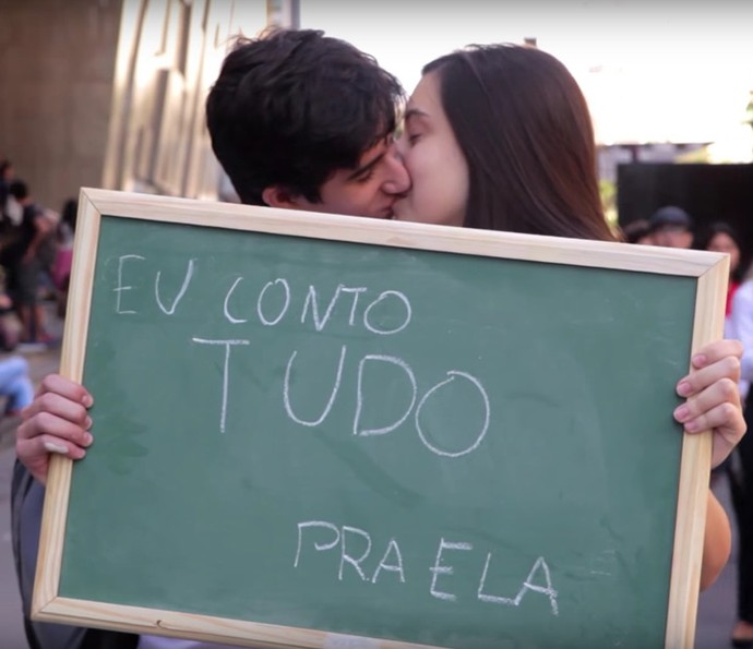 Casal se beija durante ação nas ruas de São Paulo (Foto: Reprodução)