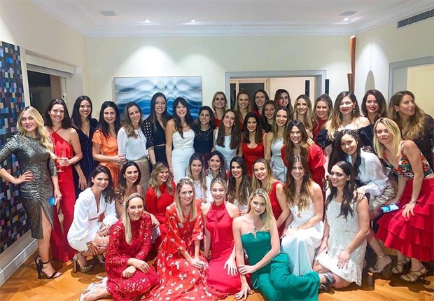 Luma Costa entre amigas para confraternização de fim de ano (Foto: Reprodução/Instagram)