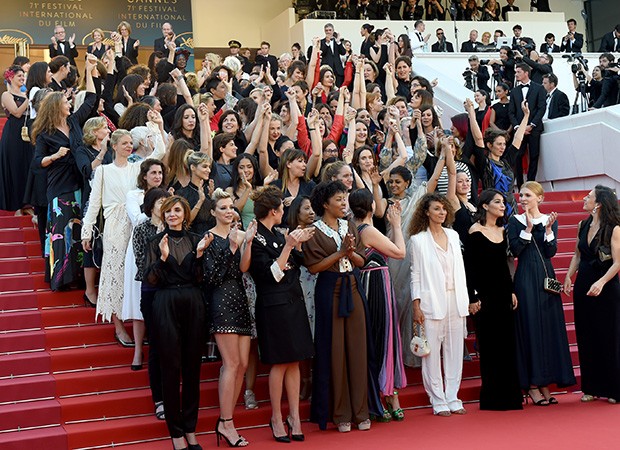 Equipe de filme brasileiro faz protesto em Cannes em defesa da