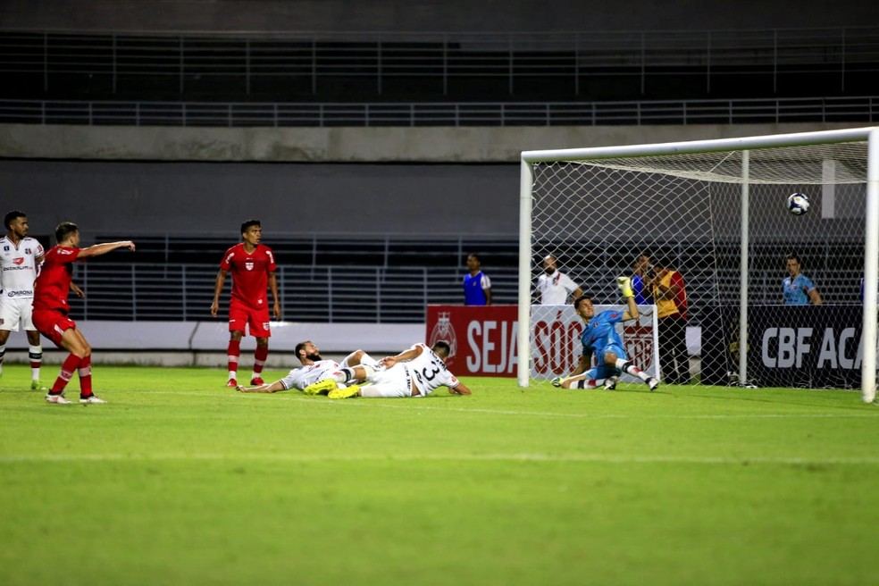 Rafael Longuine marca para o CRB contra o Santa Cruz — Foto: Ailton Cruz/Gazeta de Alagoas
