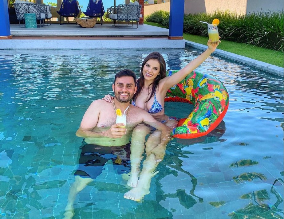 Mano Walter e Débora Silva na piscina de mansão em Maceió (AL)
