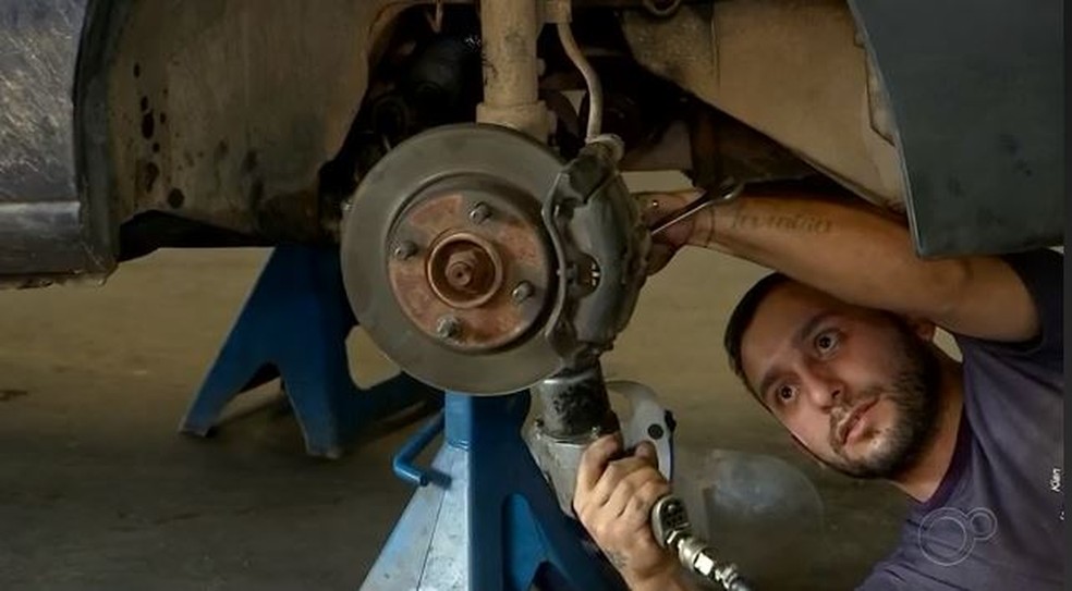 Serviço de manutenção em carros deve ser feito antes de viagens — Foto: Reprodução/TV TEM