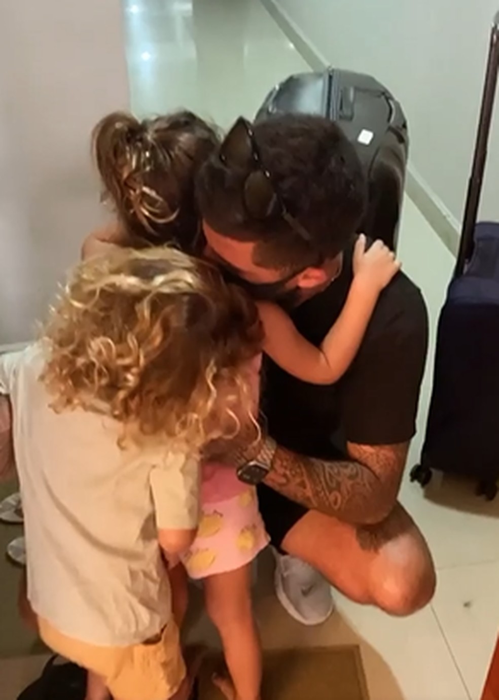 Filipe Toledo se despede dos filhos antes de embarcar para o Havaí — Foto: Reprodução Instagram