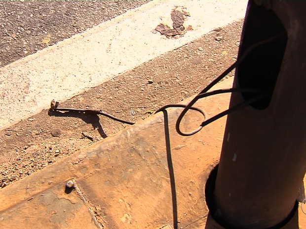 Eletricista alerta sobre fios expostos na avenida Anhanguera, em Goiânia (Foto: Reprodução/TV Anhanguera)
