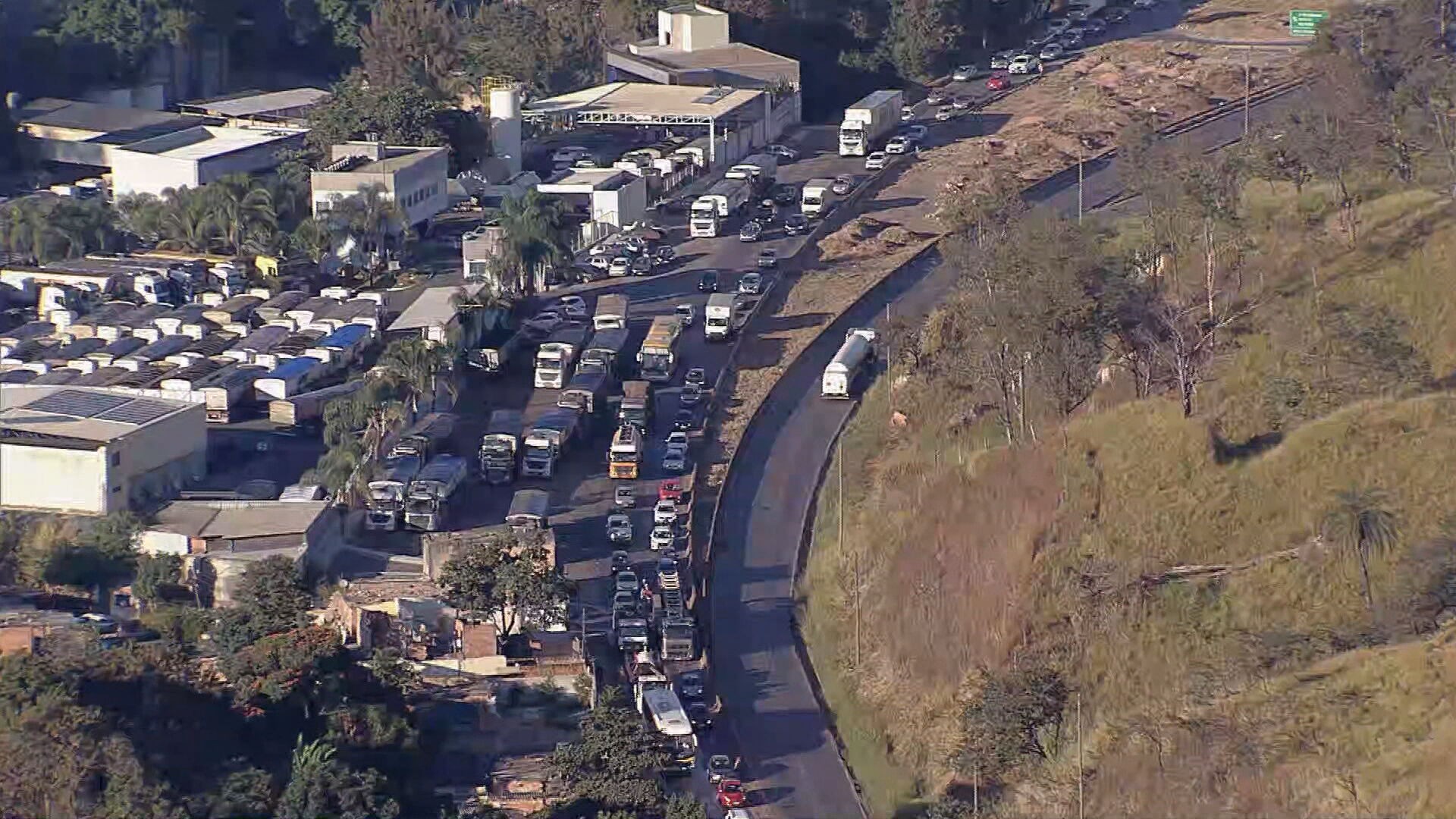 Corpus Christi: na saída para feriado, motoristas enfrentam lentidão na BR-381, na Grande BH