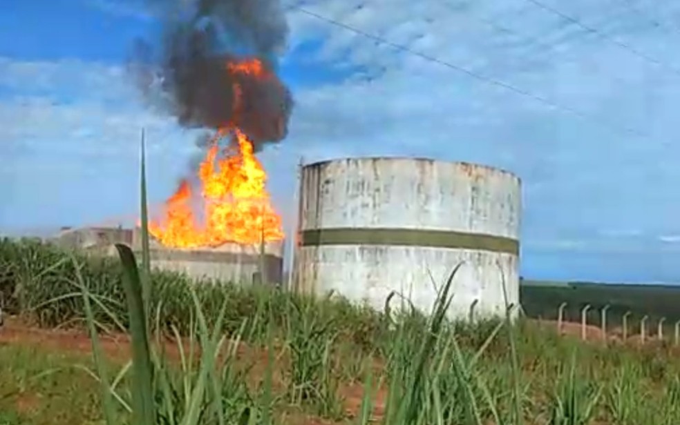Tanque carregado de etanol pega fogo em usina de SerranÃ³polis apÃ³s ser atingido por raio â Foto: Wilker Duarte/TV Anhanguera