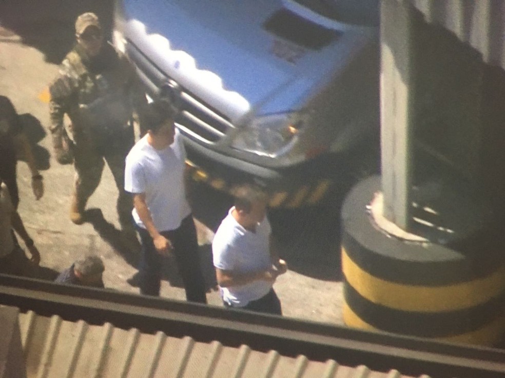 Joesley caminha no Aeroporto de Congonhas  (Foto: Reprodução/TV Globo)