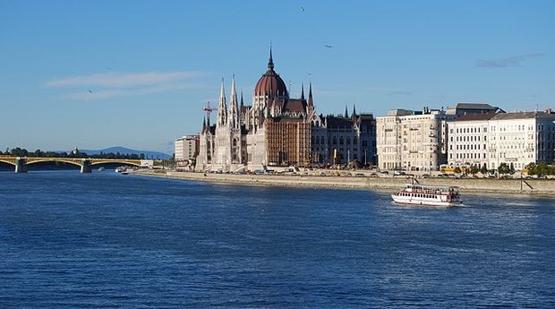 Parlamento Húngaro em Budapeste, ao lado do rio Danúbio (Foto: Felix König/Wikimedia Commons)