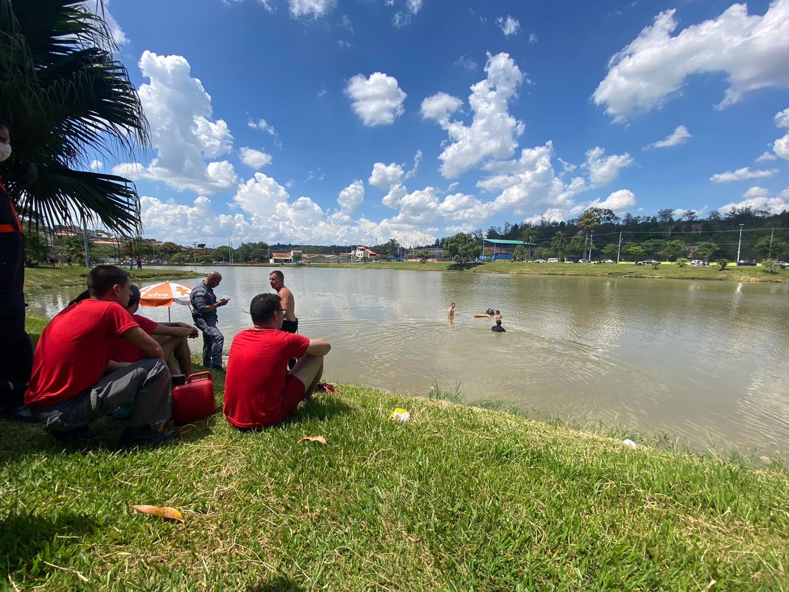 Bombeiros buscam homem que desapareceu ao tentar pegar bola em lago na Zona Sul de São José