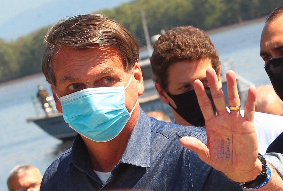 Bolsonaro visitou S&atilde;o Vicente e foi visto com o nome do prefeito da cidade escrito na m&atilde;o esquerda &mdash; Foto: Matheus Tag&eacute;/Jornal A Tribuna