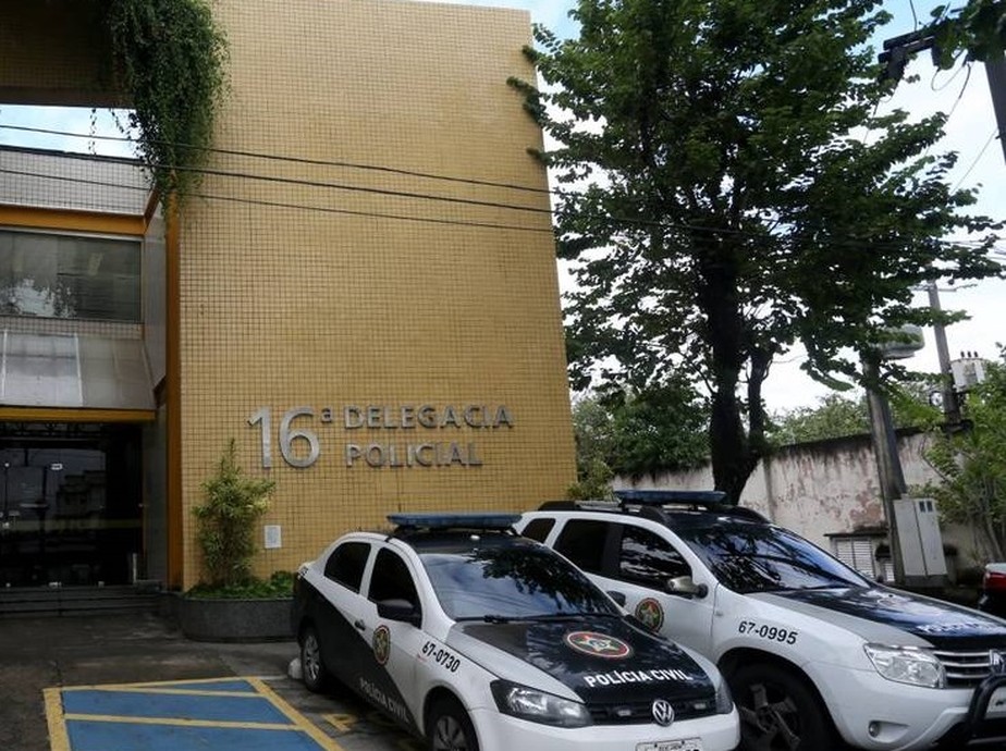 Suspeito foi levado para a 16ª DP (Barra da Tijuca) e lá foram constatadas as sete anotações criminais em seu nome