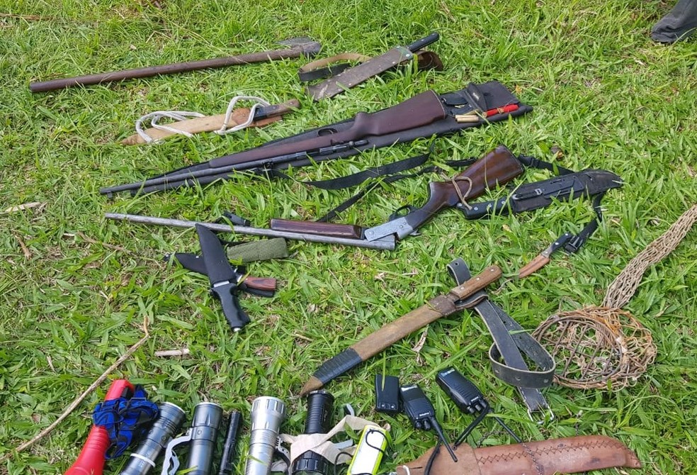 Armas apreendidas no último sábado (18) com caçadores no Parque Nacional da Serra do Itajaí, em Santa Catarina — Foto: PNSI/ICMBio