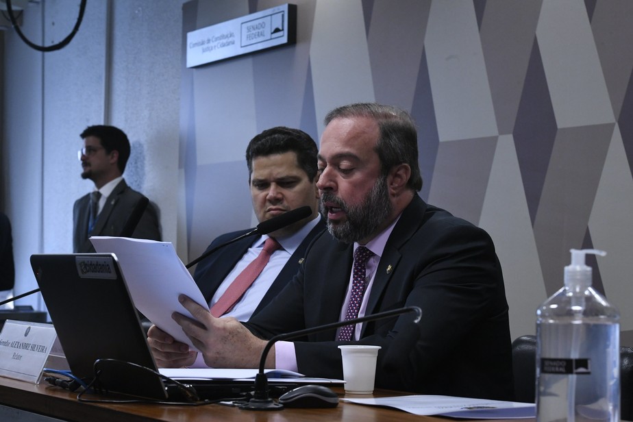 Davi Alcolumbre ao lado de Alexandre Silveira (PSD-MG), relator da PEC da Transição
