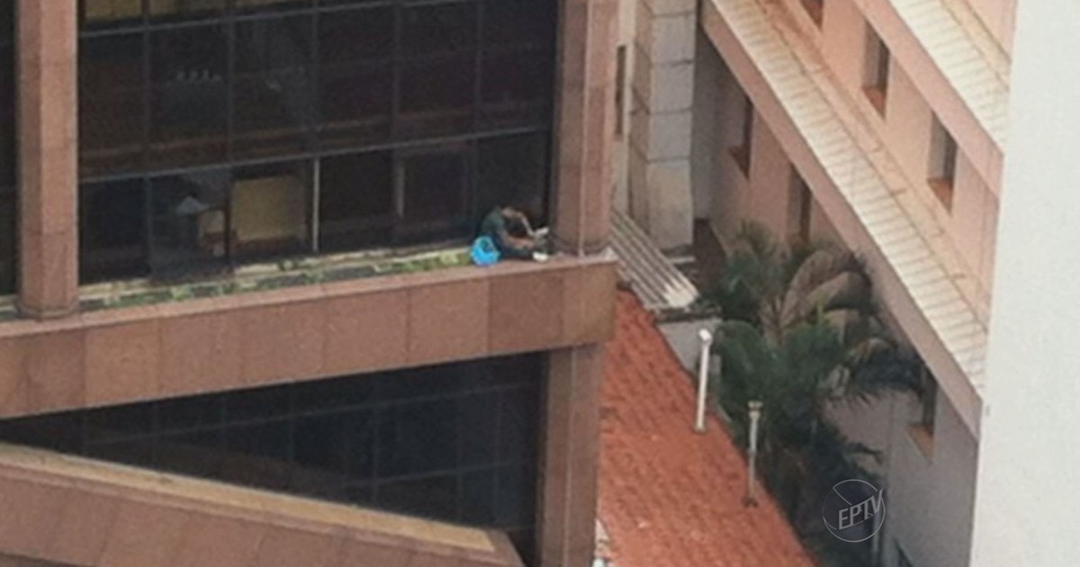 G1 - Operário é flagrado ao limpar tribunal trabalhista sem itens de ...