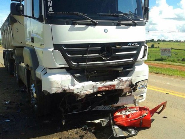 Caminhoneiro não se feriu após colisão na SP-141 (Foto: Sidnei Miranda/ Folha Regional)