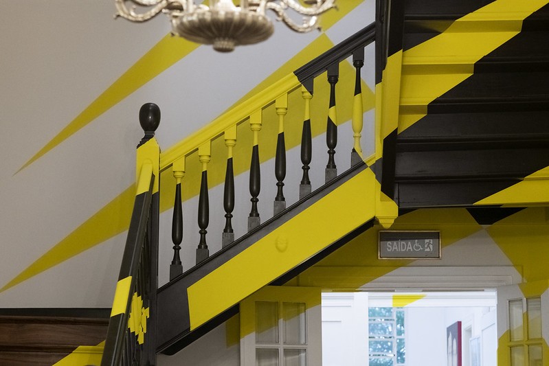 Outra obra do interior do palacete, que pinta parte da escada de amarelo e cria formas pontudas e compridas (Foto: Instituto Artium / Divulgação)