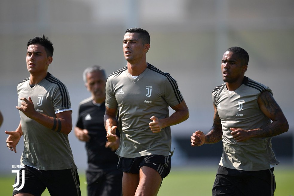 Cristiano treina ao lado de Dybala e Douglas Costa (Foto: Divulgação/Juventus)
