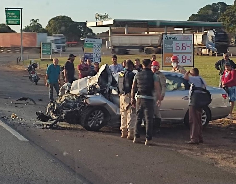 Frente do veículo de passeio destruída após colisão com caminhão; motorista não resistiu. — Foto: News Informa