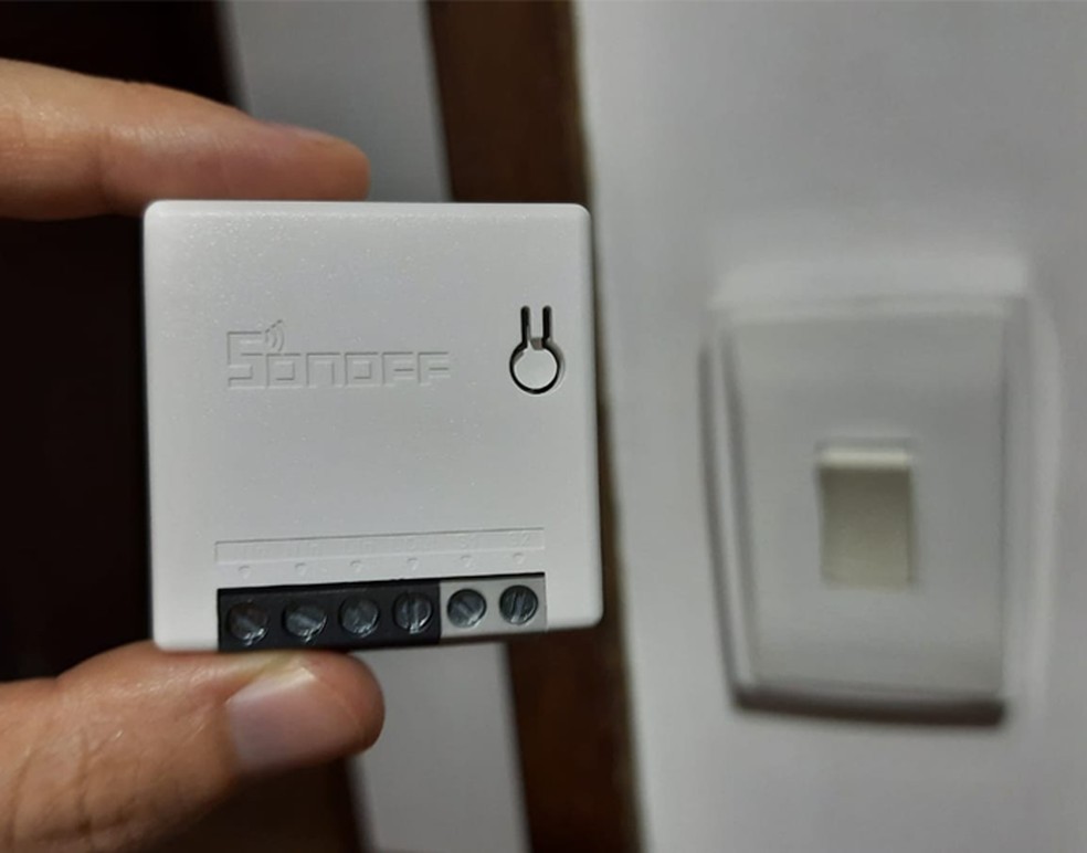 O Sonoff MiniR2 é uma alternativa barata, que é instalado dentro da caixa de luz e trabalha em conjunto com o interruptor tradicional — Foto: Reprodução/Rafael Leite