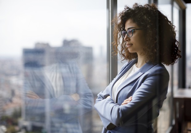 Pensativa, mulher, escritório, carreira, executiva, trabalho (Foto:  damircudic via Getty Images)