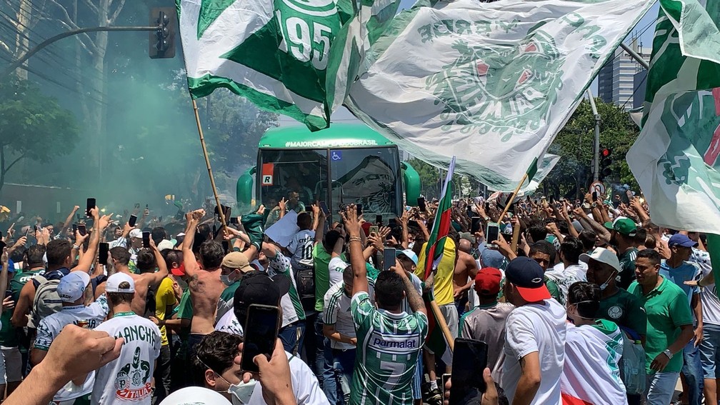 Torcedores do Palmeiras cercam o ônibus na saída do CT — Foto: Henrique Toth