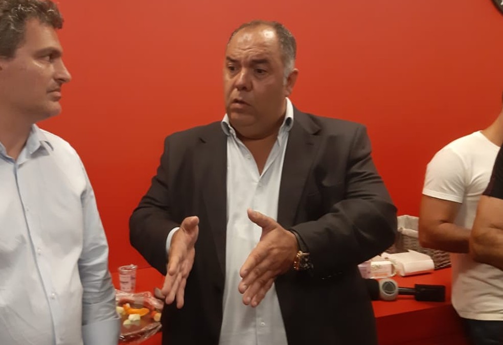 Marcos Braz, VP de Futebol do Flamengo, fala com a imprensa &mdash; Foto: Felipe Schmidt / GloboEsporte.com