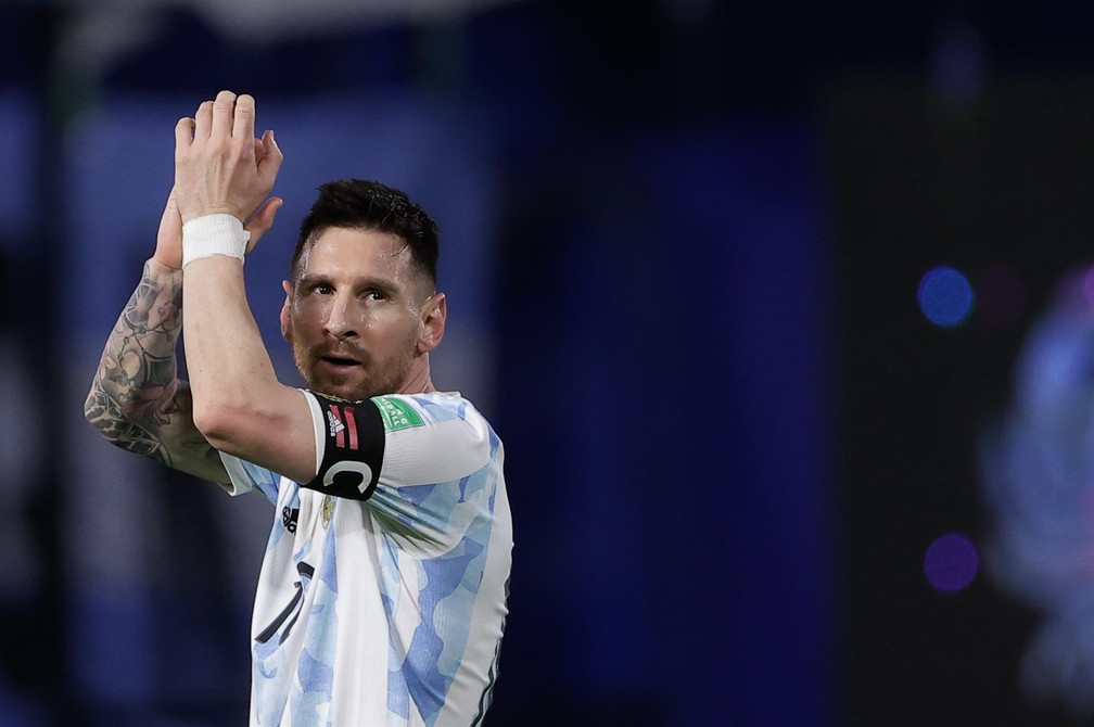 Messi aplaude torcida da Argentina — Foto: EFE