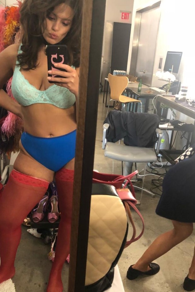 Ashley Graham aposta em combinação ousada de lingerie (Foto: Reprodução/Instagram)