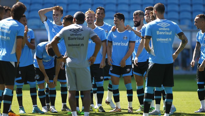 Canto, funk e discurso: trote a jovens descontrai grupo e é aliado do Grêmio