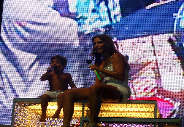 Ivete Sangalo canta com o filho, Marcelo (Foto: Fred Pontes/Divulgação)